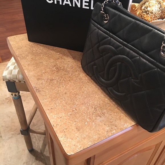 (Authentic) Chanel handbag - Picture 3 of 3